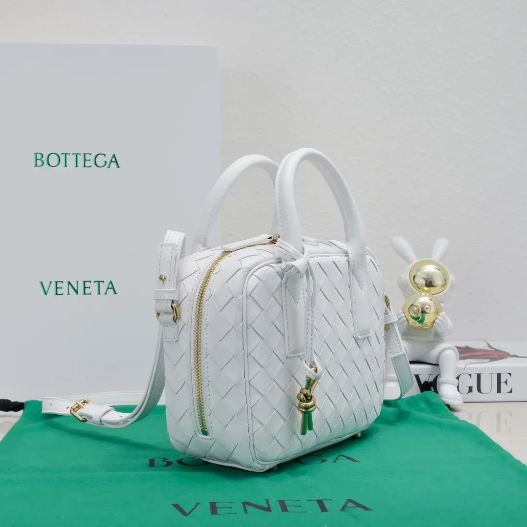 Batch 1560 BV2024 Spring Get Away small square box, retro and fashionable small size, multiple carrying methods, retro and fashionable, lightweight bag, practical space, same style for men and women! ! ! A fashionable must-have item, brass knotted rope pendant, chic and elegant, low-key luxury and tasteful, versatile item. Style number: 6763 Size: 23.5*17.9*9cm